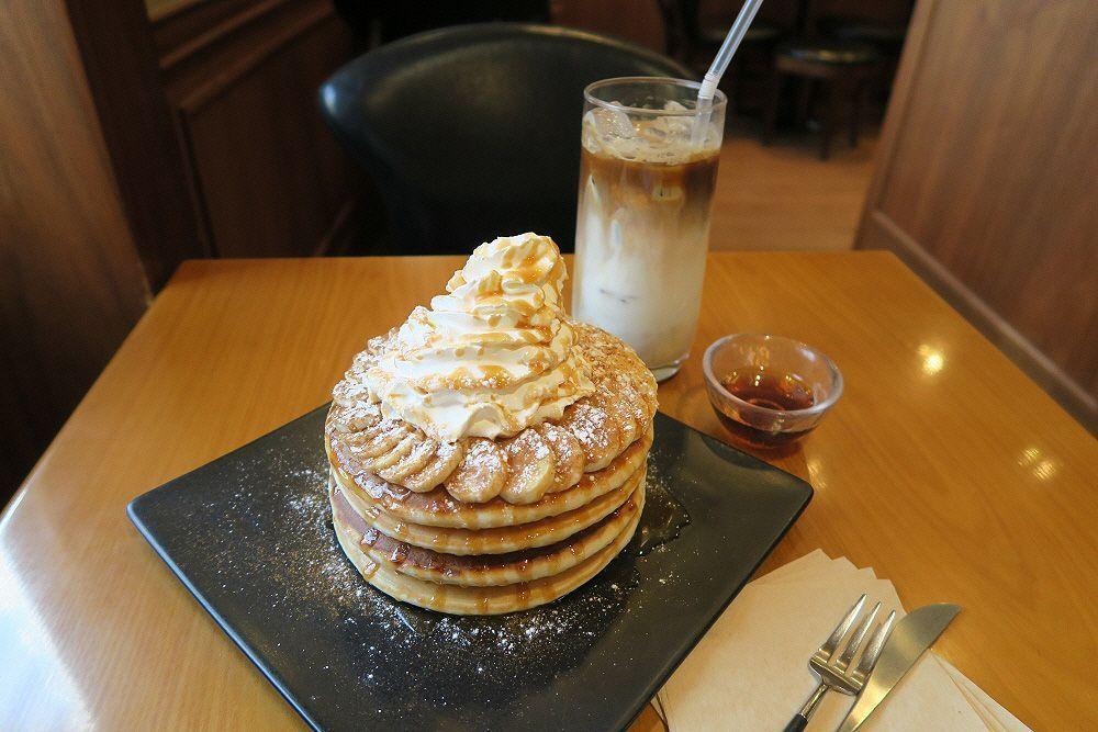 Một chiếc pancake được bày trí trang nhã với kem tươi và một ly cafe latte tại Insadong Cafe True Us.